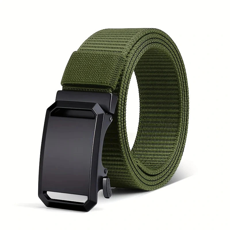 cinturón verde enrollado con hebilla automática de metal negro mate