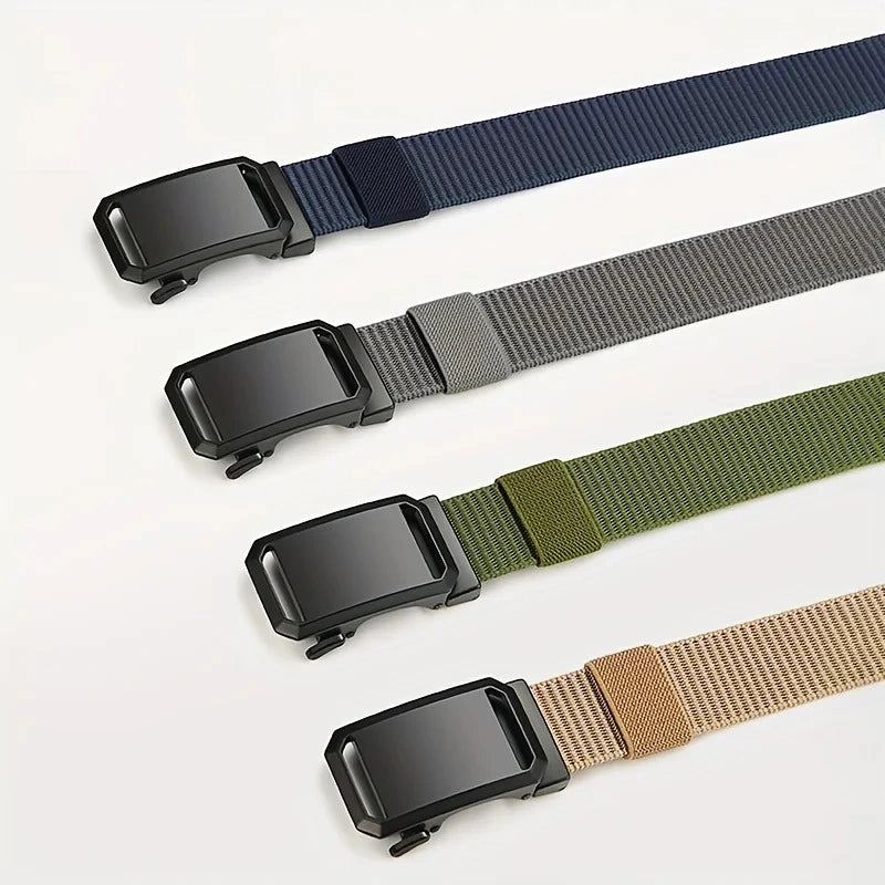 cuatro cinturones tácticos de lona estirados en azul gris verde y beige con hebilla negra