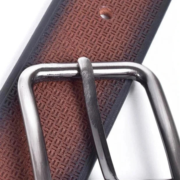 detalle de hebilla metalica y grabado geometrico en piel marron vista cercana