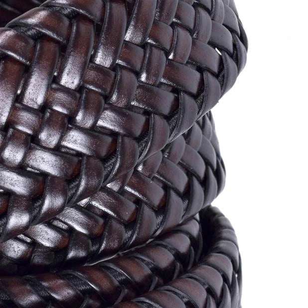 detalle macro del trenzado elastico en piel marron con relieve y brillo
